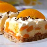 Nusskuchen mit Pfirsichcreme Rezept