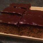 Schneller Nuss-Apfelkuchen mit Schokoglasur Rezept
