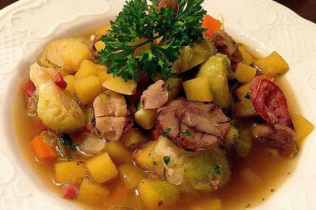 Steckrüben-Rosenkohl-Eintopf mit Maronen und Mettwurst Rezept