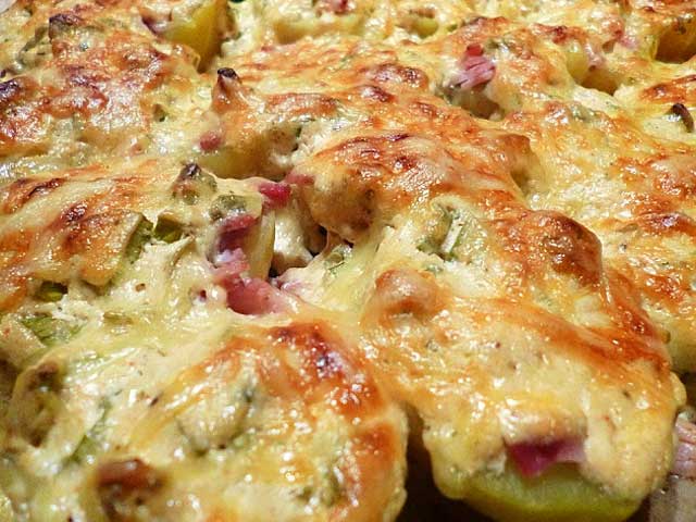 Belegte Ofenkartoffeln Rezept (Pellkartoffeln mit Speck, Schmand und Käse überbacken)