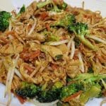 Chinesisch gebratene Nudeln mit Hühnchenfleisch, Gemüse und Ei Rezept