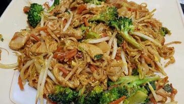Chinesisch gebratene Nudeln mit Hühnchenfleisch, Gemüse und Ei Rezept
