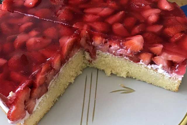 Erdbeerkuchen mit Paradiescreme/ Schmand und frischer Sahne Rezept