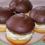 Glasierte Krapfen mit Schlag Rezept