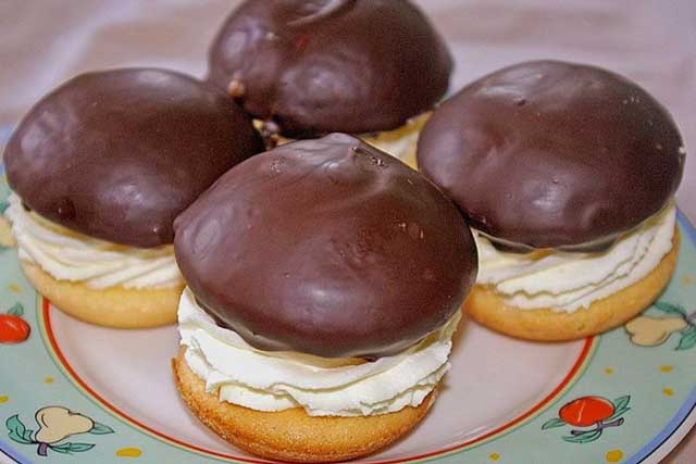 Glasierte Krapfen mit Schlag Rezept