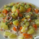 Kartoffel Hackfleisch Topf mit Schmand und Möhren Rezept
