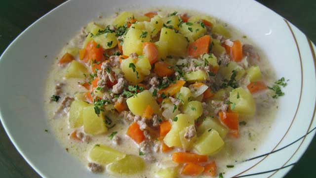 Kartoffel Hackfleisch Topf mit Schmand und Möhren Rezept