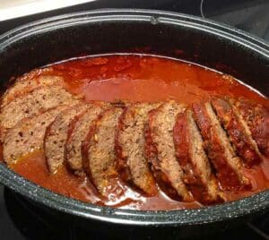 Paprika-Feta-Hackbraten aus dem Backofen mit Tomatensauce Rezept
