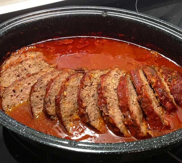 Paprika-Feta-Hackbraten aus dem Backofen mit Tomatensauce Rezept