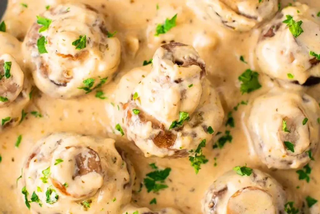 Champignons in leckere Knoblauch Rahmsoße Rezept