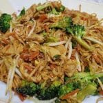Chinesisch gebratene Nudeln mit Hühnchenfleisch, Ei und Gemüse Rezept