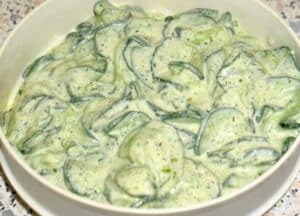 Schneller Gurkensalat mit Schmand Rezept