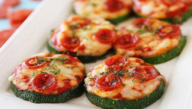 Zucchini-Häppchen mit Käse und Tomaten Rezept