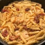 Cremiger Nudelauflauf mit Tomaten und Mozzarella Rezept
