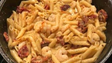Cremiger Nudelauflauf mit Tomaten und Mozzarella Rezept