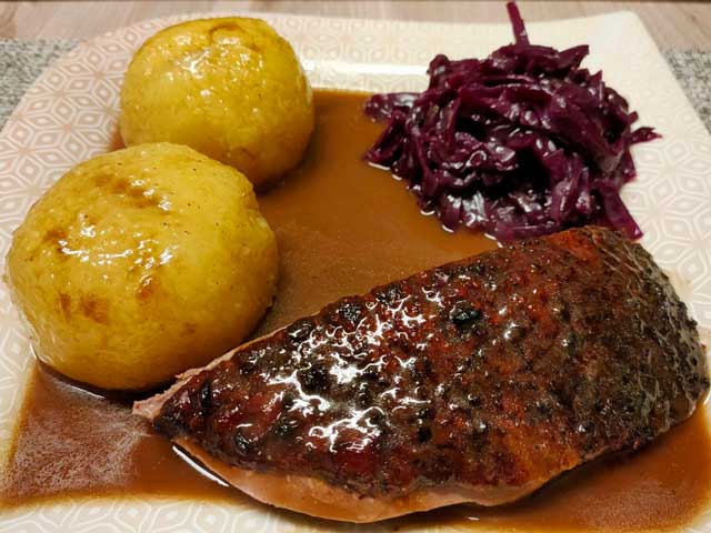 Entenbraten mit Apfelrotkohl und Kartoffelknödel Rezept