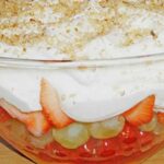 Frucht-Schicht-Salat Rezept (Besonders für Partys geeignet)