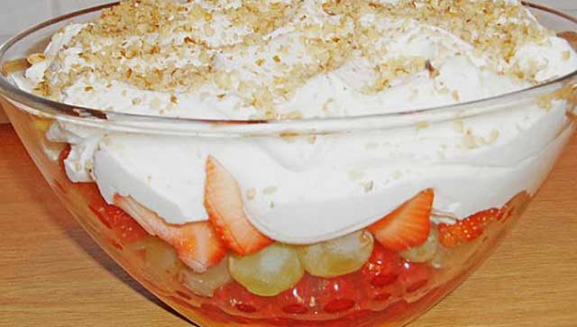Frucht-Schicht-Salat Rezept (Besonders für Partys geeignet)