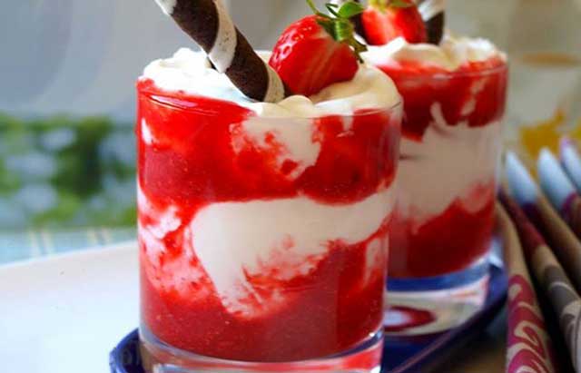 Hausgemachte Leckermäulchen-Creme mit Erdbeerpüree Rezept