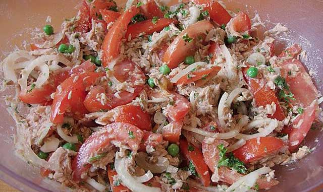 Leichter und leckerer Thunfisch Tomaten Salat Rezept