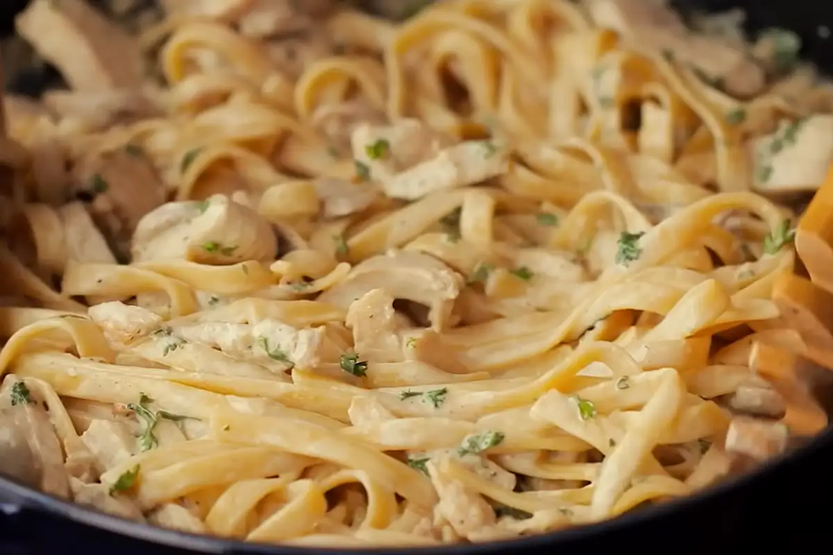 Nudeln mit Hähnchenbrust in Käsesoße Rezept