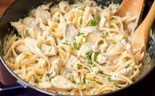 Nudeln mit Hähnchenbrust in Käsesoße Rezept