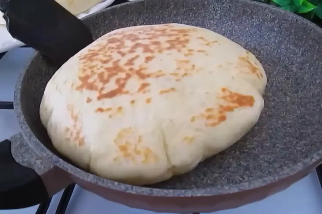 Türkisches Fladenbrot Bazlama aus der Pfanne