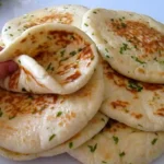 Türkisches Fladenbrot Bazlama aus der Pfanne