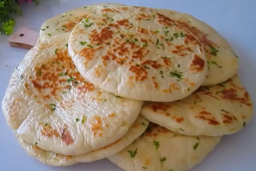 Türkisches Fladenbrot Bazlama aus der Pfanne