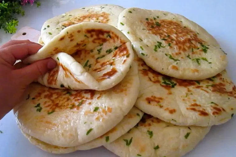 Türkisches Fladenbrot Bazlama aus der Pfanne