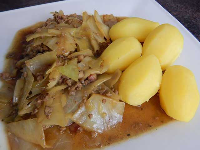 Weißkohl / Schmorkohl oder geplatzte Kohlroulade Rezept