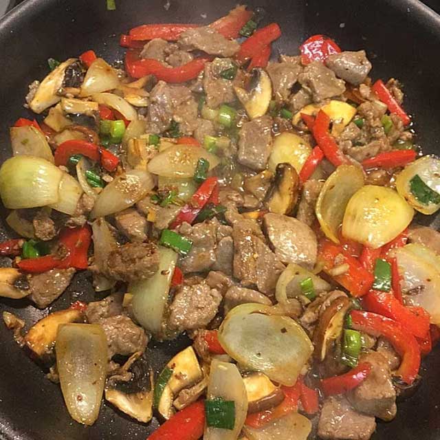 Chinesisches Rindfleisch mit Zwiebeln und Paprika Rezept