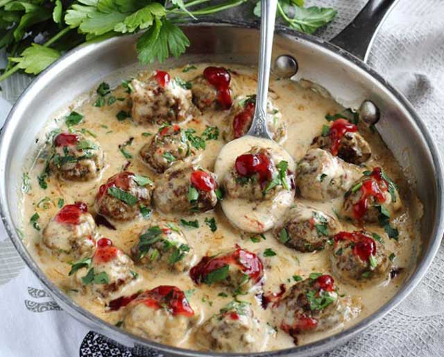 Hackbällchen in cremiger Champignon-Soße Rezept - Schnelle und Einfache ...