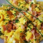 Rührei mit Räucherlachs und Schnittlauch Rezept