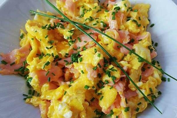 Rührei mit Räucherlachs und Schnittlauch Rezept - Schnelle und Einfache ...