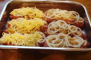 Sahneschnitzel mit Mett und Käse Rezept, überbacken