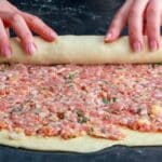 Teig eingerollt mit Hackfleisch Rezept in null Komma nichts fertig!