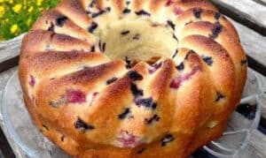Topfkuchen mit Buttermilch, Blaubeeren und Himbeeren Rezept