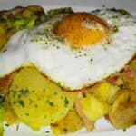 Bratkartoffeln mit Wurst und Spiegelei Rezept, eine Traum Kombination