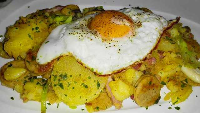 Bratkartoffeln mit Wurst und Spiegelei Rezept, eine Traum Kombination