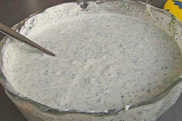 Knoblauchsoße mit Schmand und Joghurt Rezept - Schnelle und Einfache ...