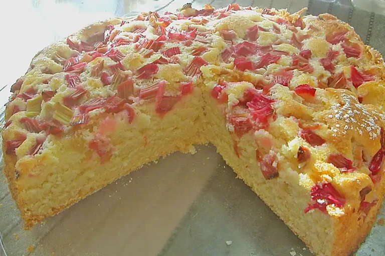 Rhabarberkuchen mit Eierlikör Rezept