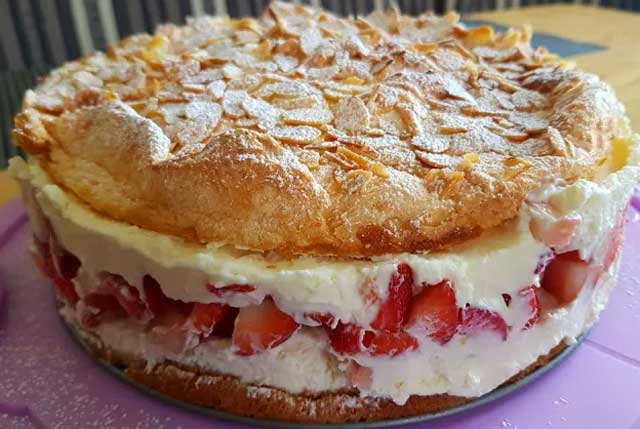 Schneemousse-Erdbeertorte Rezept