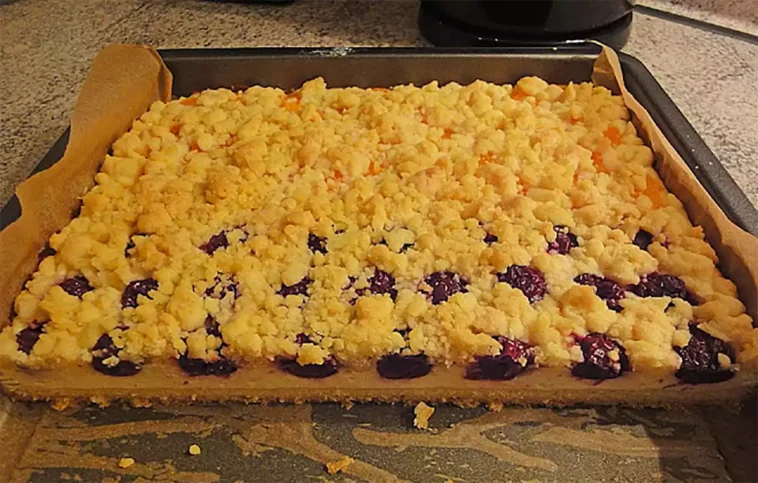 Schneller Quark-Streuselkuchen mit Obst Rezept - Schnelle und Einfache ...
