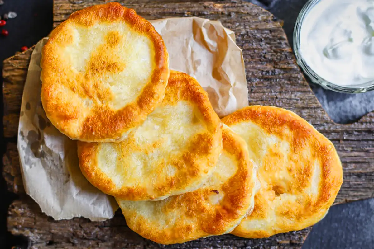 Ungarische Langos Mit Knoblauchcreme und Käse Rezept