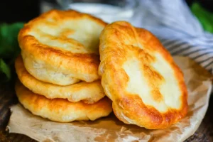 Ungarische Langos Mit Knoblauchcreme und Käse Rezept