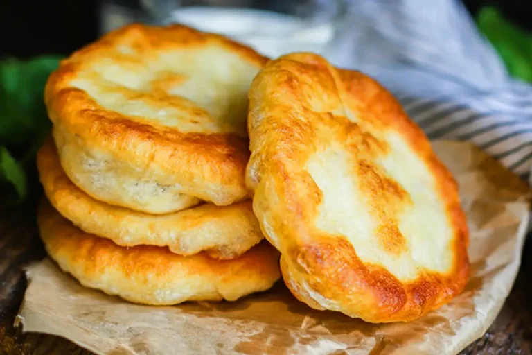 Ungarische Langos Mit Knoblauchcreme und Käse Rezept