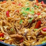 Asiapfanne mit Eiernudeln und Gemüse Rezept