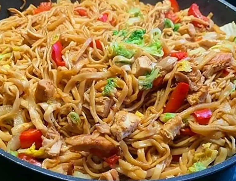 Asiapfanne mit Eiernudeln und Gemüse Rezept