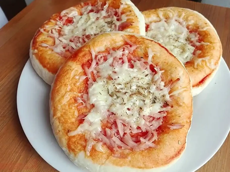 Der perfekte Joghurt-Hefeteig Rezept für kleine Pizzen oder Brötchen, ohne Gehzeit und in wenigen Minuten zubereitet